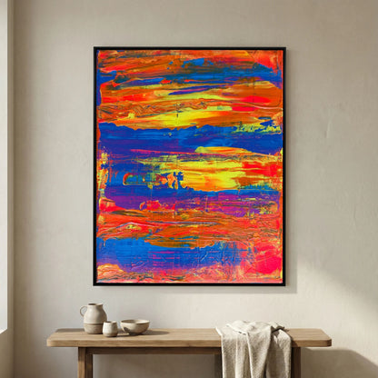 After the Heat van Tim Hupkes in een zwarte lijst boven een houten bank met keramische kannen, een abstract werk met vurig oranje en diepblauwe lagen