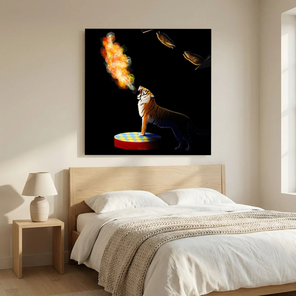 Circus Act van Tim Hupkes zonder lijst boven een houten bed in een rustige slaapkamer, een tijger op een podium die vlammen het donker in spuwt