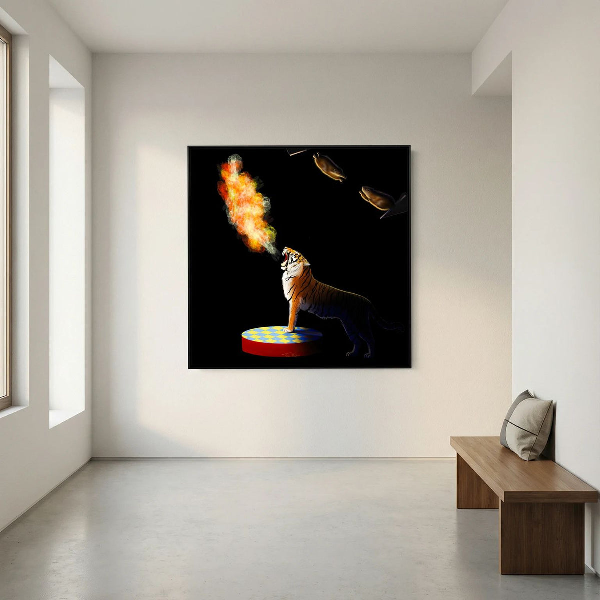 Circus Act van Tim Hupkes in een zwarte lijst, een tijger die vuur blaast naar vliegende hamsters, aan een witte muur in een minimalistische kamer met een bankje