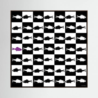 The Odd One Out van Tim Hupkes in een donker eiken lijst, een raster van zwarte en witte vissen waarin één paarse vis opvalt