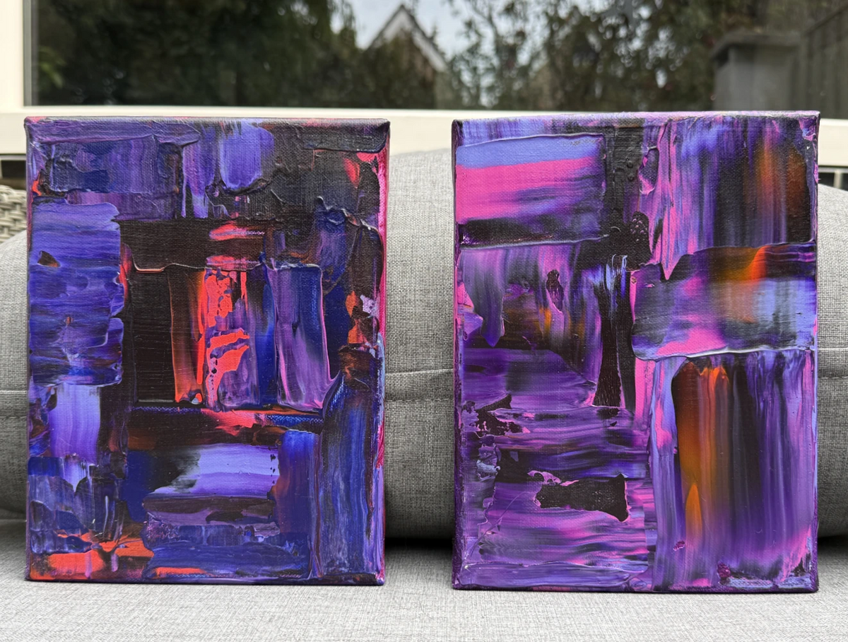 Twee abstracte doeken zonder lijst in paars en roze, met rechts Dropping the Veil van Tim Hupkes, op een grijs kussen