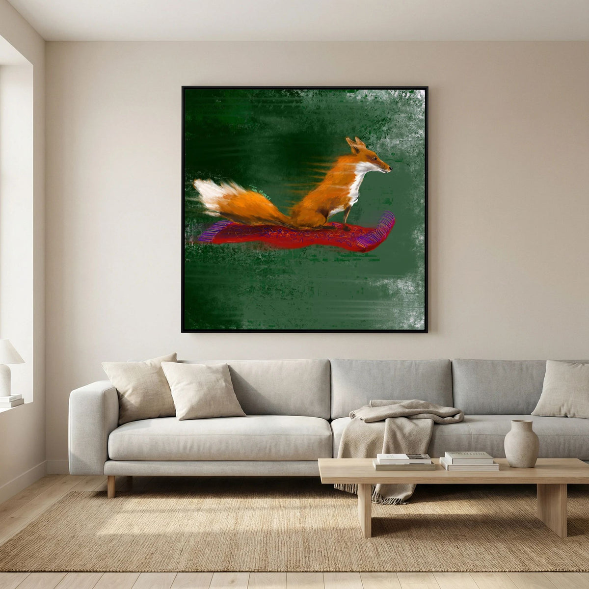Grote Flying Fox van Tim Hupkes in een zwarte lijst boven een crèmekleurige bank en lage houten salontafel in een lichte woonkamer