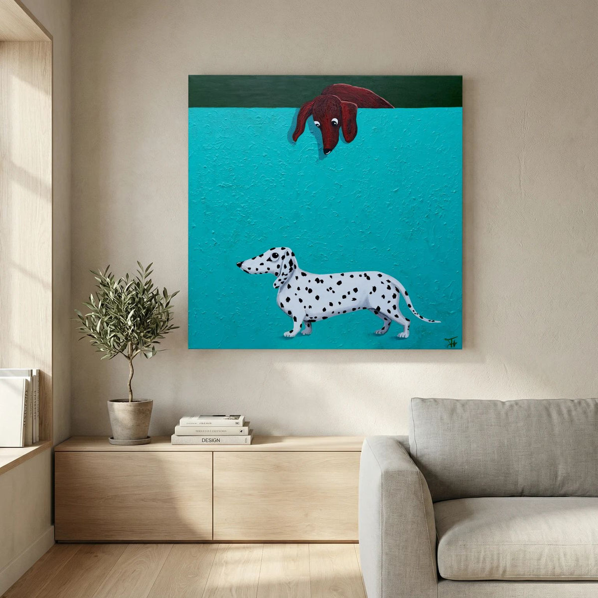 Freckles van Tim Hupkes, canvas zonder lijst met twee teckels op turquoise, boven een lage kast naast een grijze bank