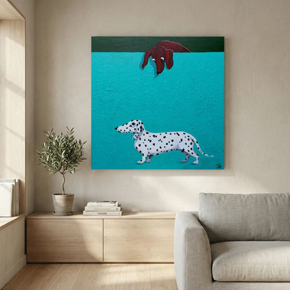 Freckles van Tim Hupkes, canvas zonder lijst met twee teckels op turquoise, boven een lage kast naast een grijze bank
