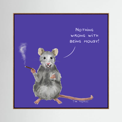 Mousy Purple van Tim Hupkes in een naturel eiken lijst: grijze muis met een sigaar en een glaasje tegen paars