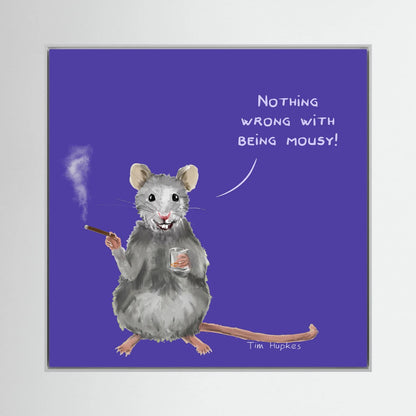 Mousy Purple van Tim Hupkes met een grijze lijst, een glimlachende muis met sigaar en drankje op een dieppaarse achtergrond