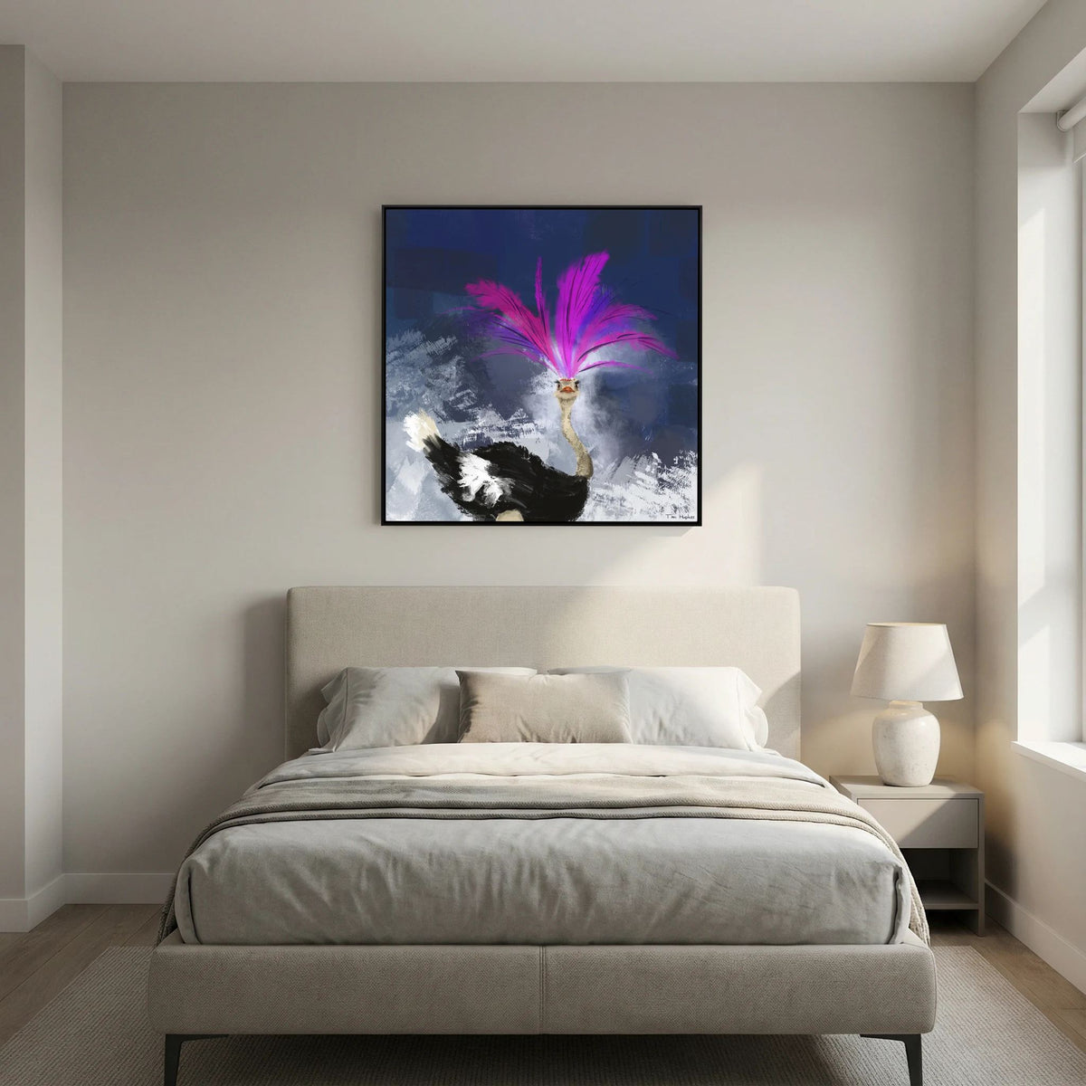 Showgirl van Tim Hupkes, kunstwerk met struisvogel in een zwarte lijst boven een beige gestoffeerd bed in een rustige slaapkamer