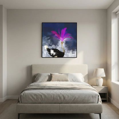 Showgirl van Tim Hupkes, kunstwerk met struisvogel in een zwarte lijst boven een beige gestoffeerd bed in een rustige slaapkamer