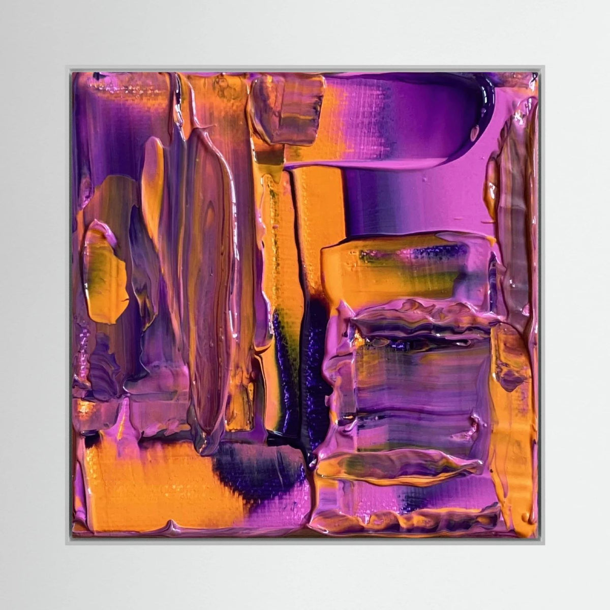Solar Flare van Tim Hupkes in een lichtgrijze lijst, een vierkant abstract werk met glanzende roze, paarse en oranje verf op een effen achtergrond