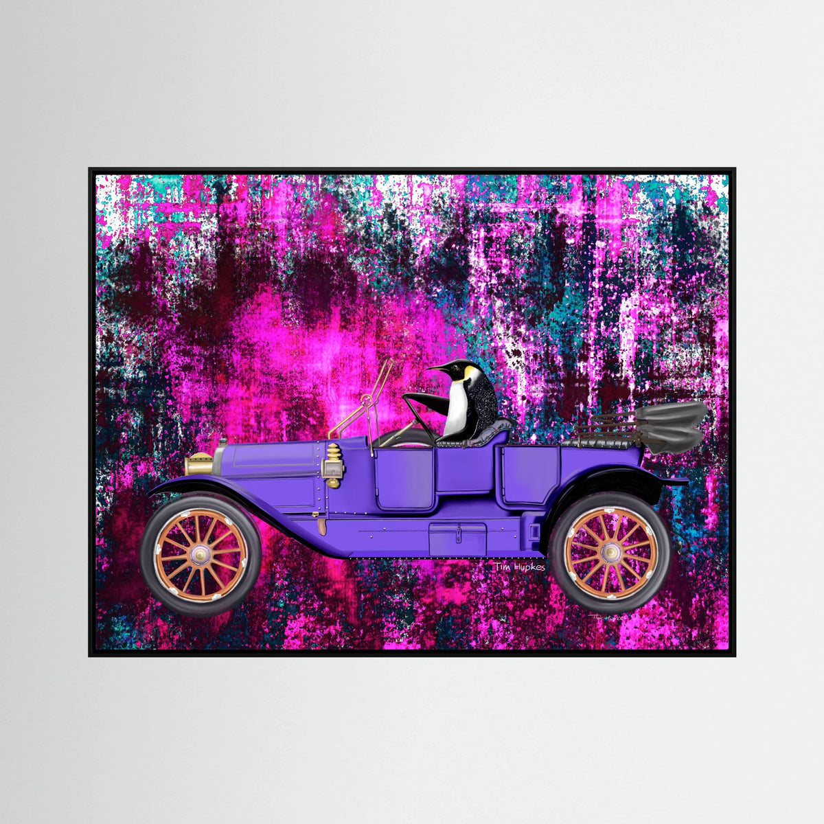 Going for a Spin (fuchsia) van Tim Hupkes in een zwarte lijst, een pinguïn in een paarse klassieke auto tegen een fuchsia en petrolblauwe achtergrond