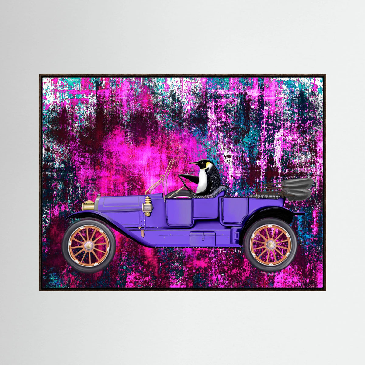 Going for a Spin (fuchsia) van Tim Hupkes in een donker eiken lijst, een pinguïn achter het stuur van een paarse oldtimer met gouden wielen