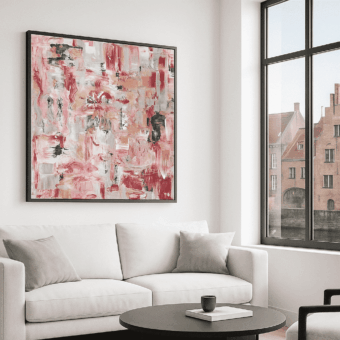 Holiday, abstract schilderij met rood, goud, roze, wit en zwart in situ (zwarte lijst)